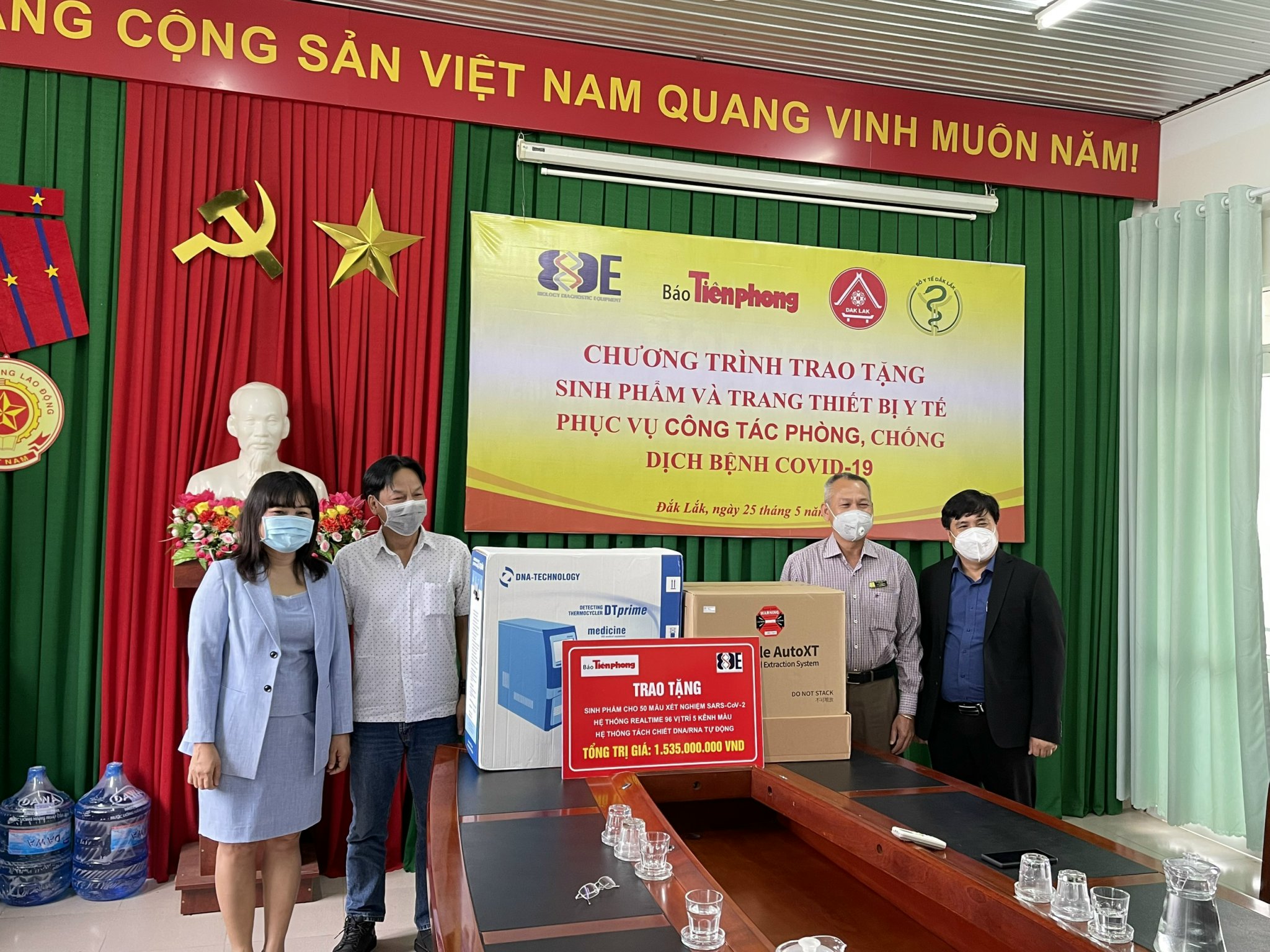 Công ty B.D.E cùng báo Tiền Phong tặng bộ máy xét nghiệm SARS-CoV-2 cho Đắk Lắk